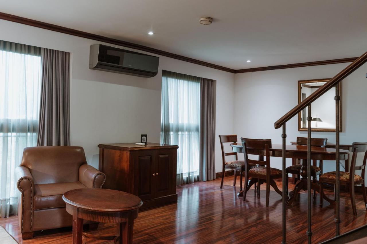 Hotel Park10 Medellín Dış mekan fotoğraf A living room in a typical apartment