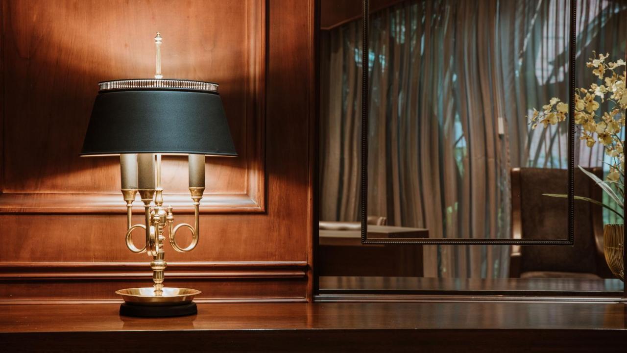 Hotel Park10 Medellín Dış mekan fotoğraf A table lamp