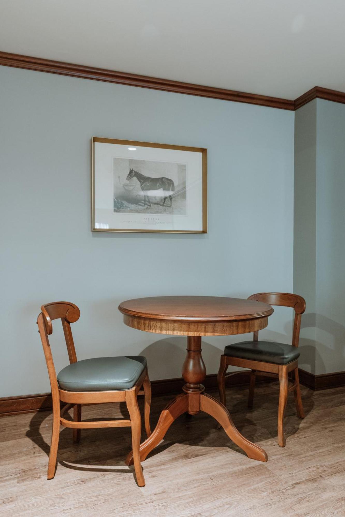 Hotel Park10 Medellín Dış mekan fotoğraf A table and two chairs