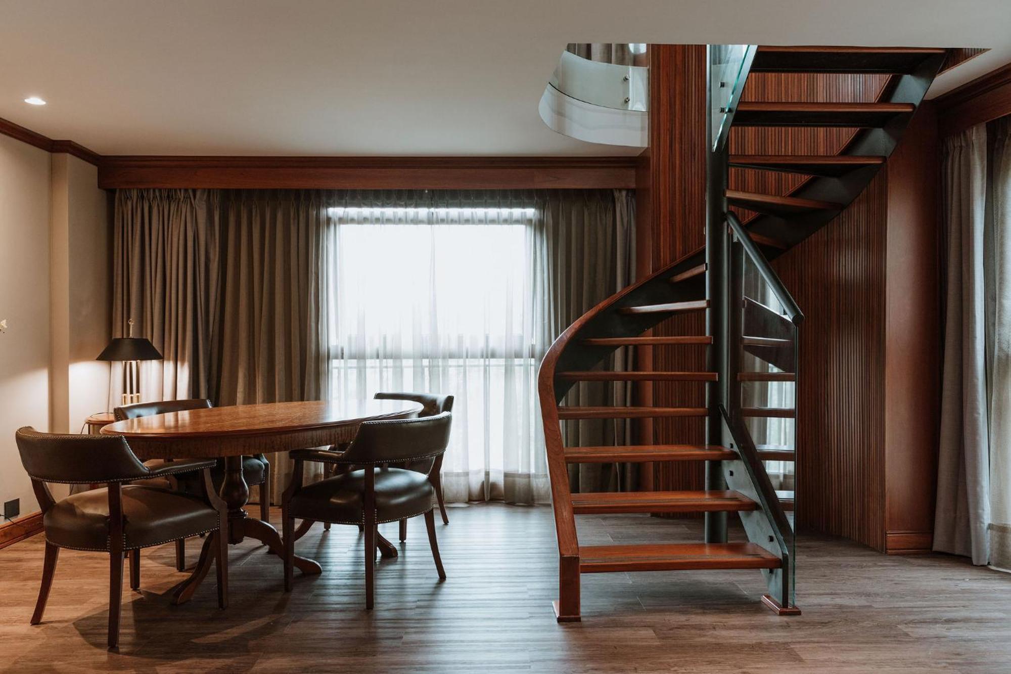 Hotel Park10 Medellín Dış mekan fotoğraf A spiral staircase in a hotel